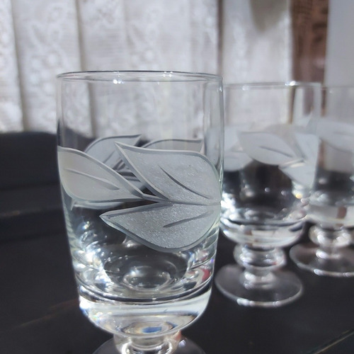 Imagem 3 de 9 de Taça Cristal Lapidado Jateado Fundo Grosso Com 4