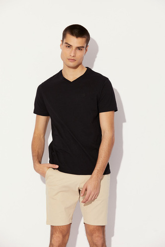 Imagen 2 de 4 de Remera Penguin V Neck Tee Casual Manga Corta Para Hombre