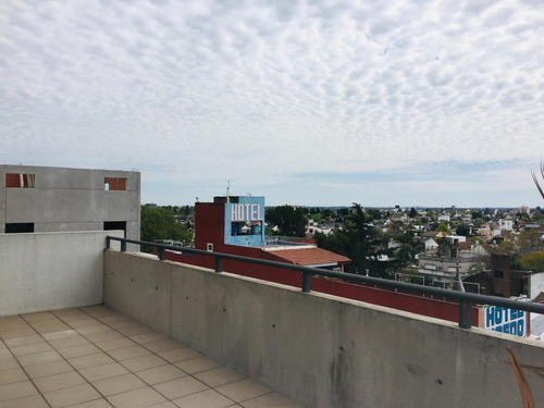Departamento Con Balcón Y Cochera En Venta En Haedo