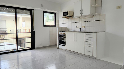 Imagen 4 de 17 de Departamento De Un Dormitorio Tipo Duplex Con Toliette Y Balcón Al Frente