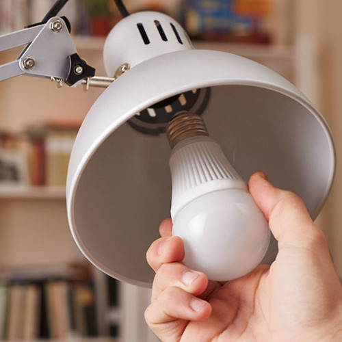 Imagen 2 de 3 de Lampara Led Autonoma Luz Emergencia 10w E27 4hs Color Frio (6500ºk)