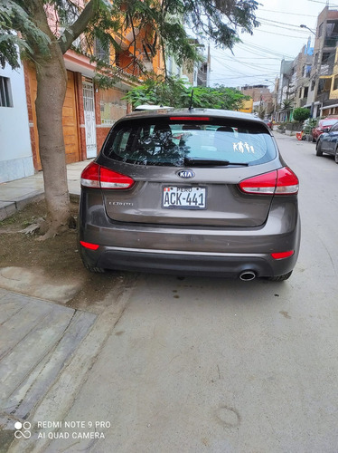 Auto Kia Cerato Hatchbac Color Beige Oscuro
