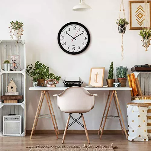  Bernhard Products Reloj de pared con batería de cuarzo de 10,  redondo, fácil de leer, para el hogar, la oficina o la escuela, negro,  Plástico, 10 pulgadas : Hogar y Cocina