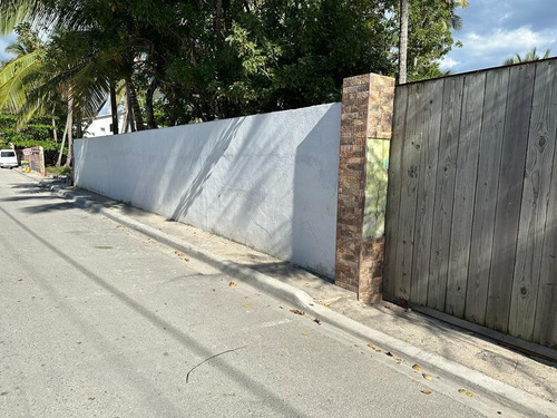 Solar En Los Guayacanes Con Todos Sus Documentos Al Día Y Acceso A La Playa.
