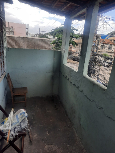 Casa Em Madureira Com Comércio Embaixo Com Banheiro E Casa