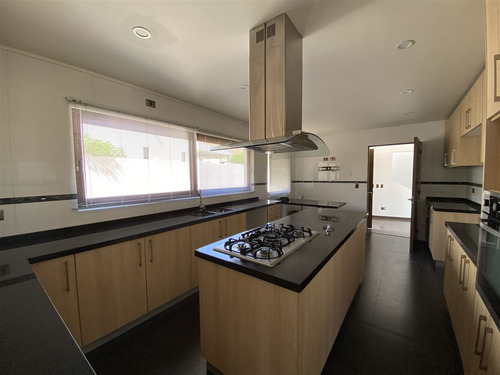 Casa En Venta De 4 Dorm. En Colina