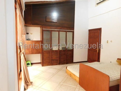 Fredxia Castillo Vende Amplia Casa, Amoblada Y Con Piscina En La Avenida Los Abogados De Barquisimeto # 25-11394