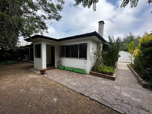 Casa Remodelada En Pasaje Residencial Con Acceso Al Parque