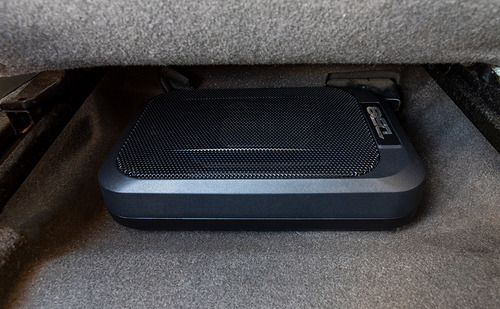 Subwoofer Amplificado Para Automóvil DS18 SQBASSx2 SQBASS Series 7X9 Pulgadas Con Radiador Pasivo de 4X6 Pulgadas 1200 Watts Máximo 230 Watts RMS 2 Ohms Diseño Debajo de Asiento Color Gris Oscuro