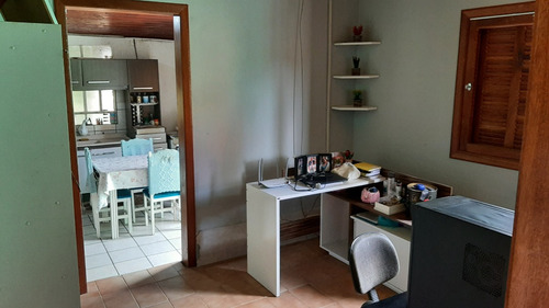 Casa Com Aprox. 250mts, 3 Quartos, 2 Salas, Cozinha, Banheiro, Área De Serviço Com Fogão A Lenha, Churrasqueira E Garagem