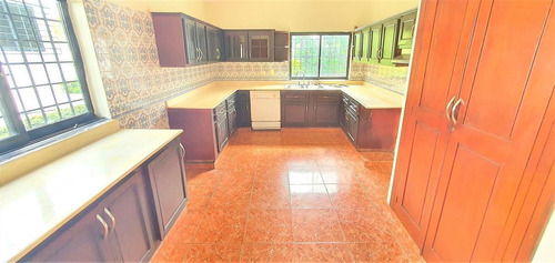 For Sale En Cuesta Hermosa I Con Piscina Y Patio 3 Habitaciones Y 4 Parqueos No Broker Solo Cliente Llamar