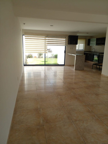 En Venta Casa En Santa Fe Juriquilla, Roof Garden, 4ta Recamara U Oficina..