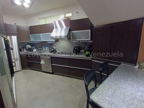 San Bernardino !! Amplia Y Hermosa Casa Totalmente Remodelada, Dividida En 3 Ambientes Independientes, 434 M2 Terreno, 555 M2 Const., 9 Hab., 8 Baños, 7 Pe, 3 Cocinas. Calle Cerrada Vigilancia 24/7 !!