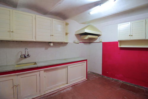 Oportunidad !! Cordón Sur, Sobre Calle Guaná. Padrón Único, 105 M2, Garage Amplio. 2 Dormitorios, 1 Baño.