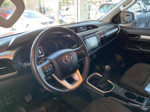 Imagen 7 de 10 de Toyota Hilux 2.8 Cd Srv 177cv 4x2 2017