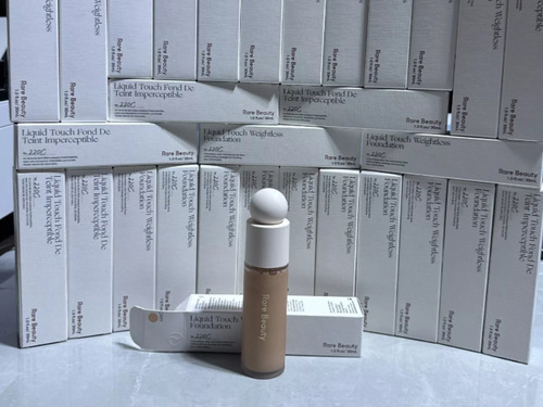 Base de maquillaje líquida Rare Beauty by Selena Gomez Base líquida liquid touch wightless foundation tono beige - 30mL 50g