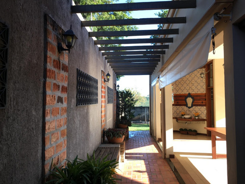 Chacara Lindissima Mogi Mirim, No Bairro São Marcelo, Area Total 2524m2, Area Util 201,3, Com 3 Banheiros, Suite, Campo De Futebol, Piscina Com Bar Anexado, Area De Descanso Com Lareira, Veja As Fotos