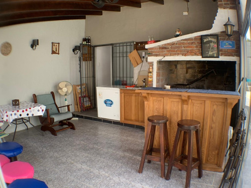 Excelente Casa De 3 Dormitorios Y 2 Baños