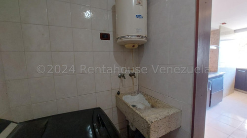 Se Alquila Amplio Y Cómodo Apartamento, En La Urb. El Parral 24-20927