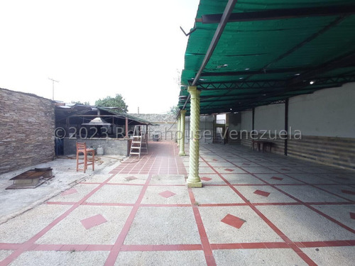 Casa En Esquina En Pleno Centro De La Ciudad De Cagua Estado Aragua Cuenta Con 705 Mtrs2, Con Gran Potencial Para Proyecto 23-32259 Irrr