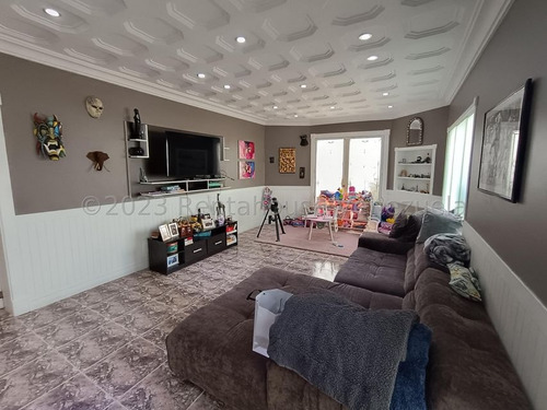 San Bernardino !! Amplia Y Hermosa Casa Totalmente Remodelada, Dividida En 3 Ambientes Independientes, 434 M2 Terreno, 555 M2 Const., 9 Hab., 8 Baños, 7 Pe, 3 Cocinas. Calle Cerrada Vigilancia 24/7 !!