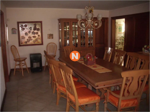 Gran Residencia En Playa Mansa A Cuadras Del Mar. Seis Dormitorios, Jardín, Parrillero Y Piscina Climatizada