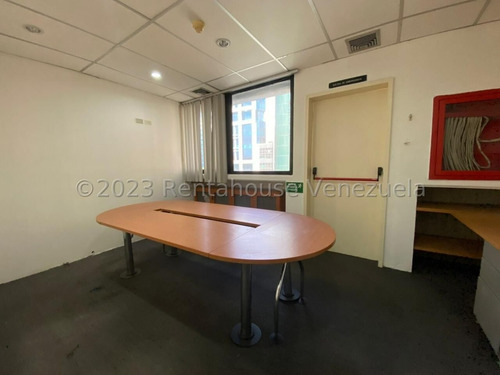Imagen 7 de 14 de Amplia Y Cómoda Oficina De 206 Mts, Muy Bien Ubicada En El Corazón Del Rosal. Cuenta Con Mas De 15 Espacios De Trabajo, 5 Despachos Cerrados, Aire Acondicionado Central, Internet , 5 Puestos