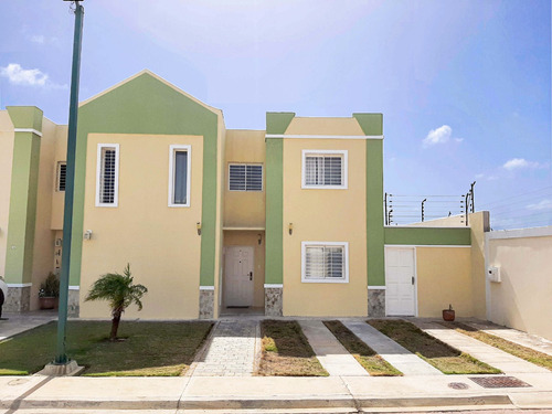 Eglée Suárez Vende Town House En Puerta Maraven.  Plth-324