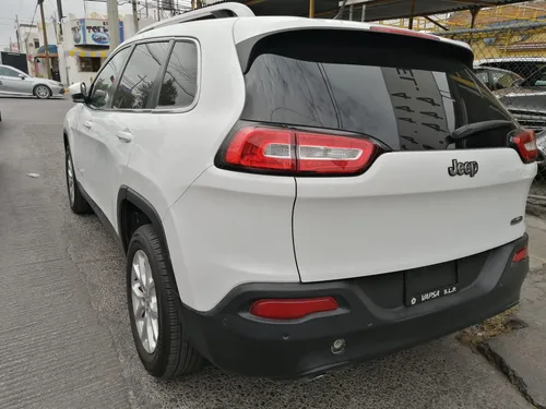 Jeep Cherokee LATITUD AT