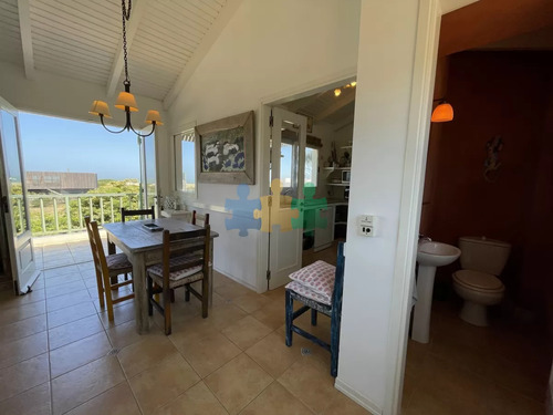 Venta De Casa Amplia De Construcción Sólida Sobre Primera Fila De Mar En La Juanita, José Ignacio - Ref : Eqp5565