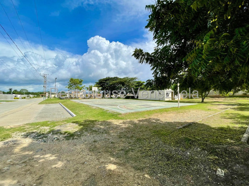 María Valera Vende Hermosa Casa En La Ensenada.