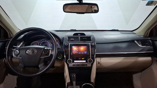 Toyota Camry 2.5 XLE L4 6AT