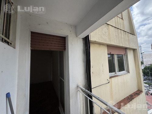Venta Av Rivadavia Al 8800 2 Ambs Con Balcón !