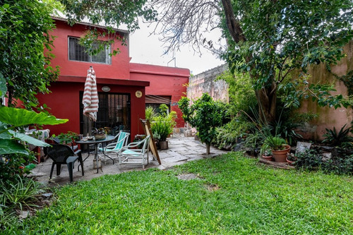 Hermosa Casa En Pocitos, 4 Dormitorios 3 Baños, Uno En Suite, Jardín. Garaje. Amplias Habitaciones. Calle Muy Tranquila. Oportunidad.