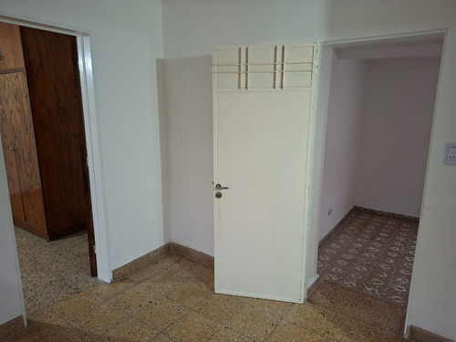 Alquilo Casa Céntrica A Mts De Plaza Colón,con Patio
