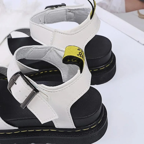 Sandalias Romanas Con Hebilla Y Plataforma De Fondo Grueso P