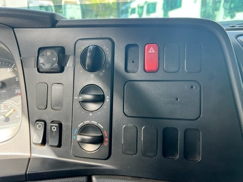 Imagem 10 de 11 de Mercedes Mb Atego 1726 Toco 4x2 Bau 11,00m = 17280 1725 2426