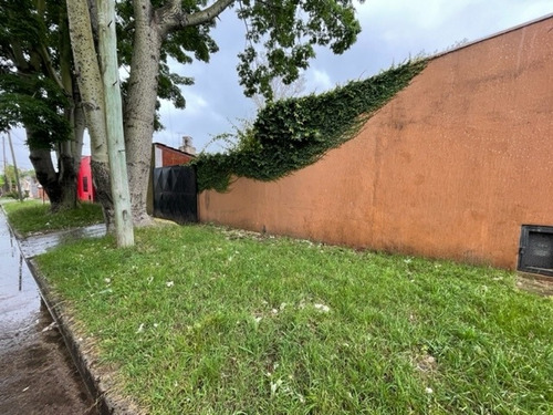 Imagen 5 de 9 de Venta - Casa En Esquina Con Jardín Y Pileta!