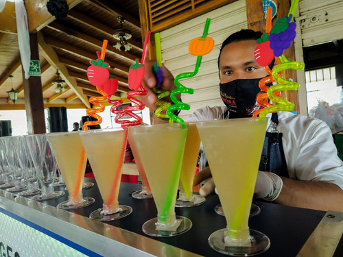 Imagen 5 de 10 de Servicio Barra Movil Led Y Bartender Profesional, Cocteles.
