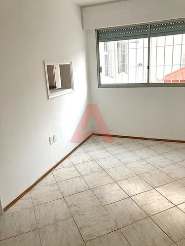 Imagen 13 de 18 de Pocitos Venta Apartamento - 3 Dormitorios Y Servicio - Garaje