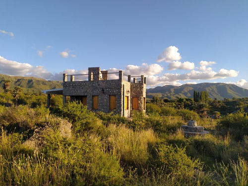 Imagen 2 de 21 de Casa De Piedra Con Vista Las Sierras