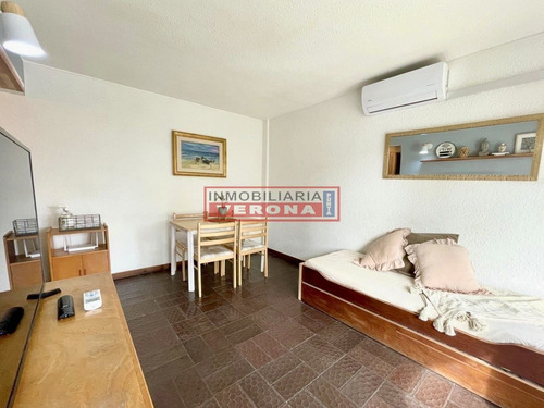 Imagen 6 de 25 de Apartamento En Venta A Una Cuadra Del Mar, Reciclado Y Con Parrillero Propio