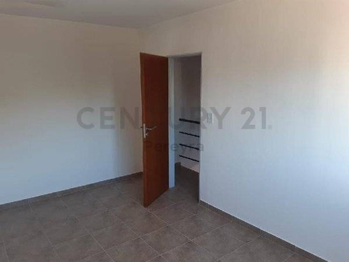 Imagen 5 de 18 de 133 Entre 70 Y 71 . Duplex En Venta, Los Hornos.-
