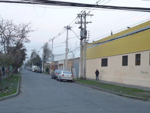 4 Galpones; Salida Dos Calles , Estacionamiento 20 Vehículo