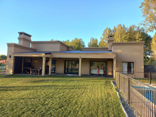 Casa En Neuquén , Barrio Los Canales. Alquiler/venta.