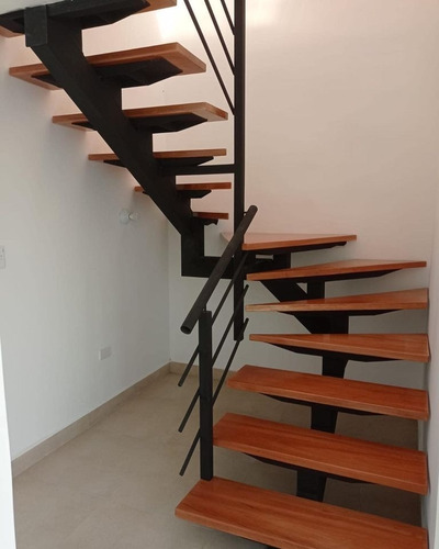 Linda Casa Nueva X Estrenar Esquinera En Ibarra, Se Puede Recibir Carros X Parte De Pago, Sector Muy Seguro Y Tranquilo