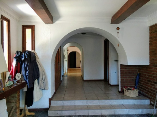 Venta Chalet 5 Amb Excelente-piscina-quincho-parque-cochera-parque-permuta-barrio El Grosellar