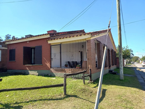 Flores Propiedades Vende Casa Esquina Barrio Modelo Sobre Av. America