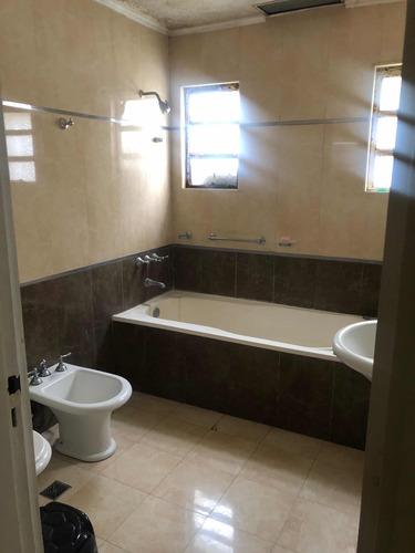 Casa En Venta 4 Ambientes Con Jardín Amplio, Pileta Y Cochera