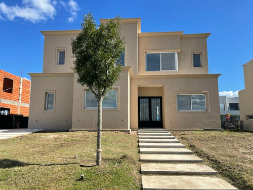 Casa En Venta De 4 Dormitorios | Barrio Riberas, Puertos Del Lago | Escobar